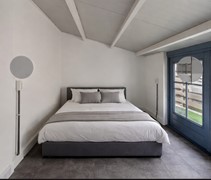 Zonnehoek 36a slaapkamer met houtkachel Vijfhuizen.jpeg